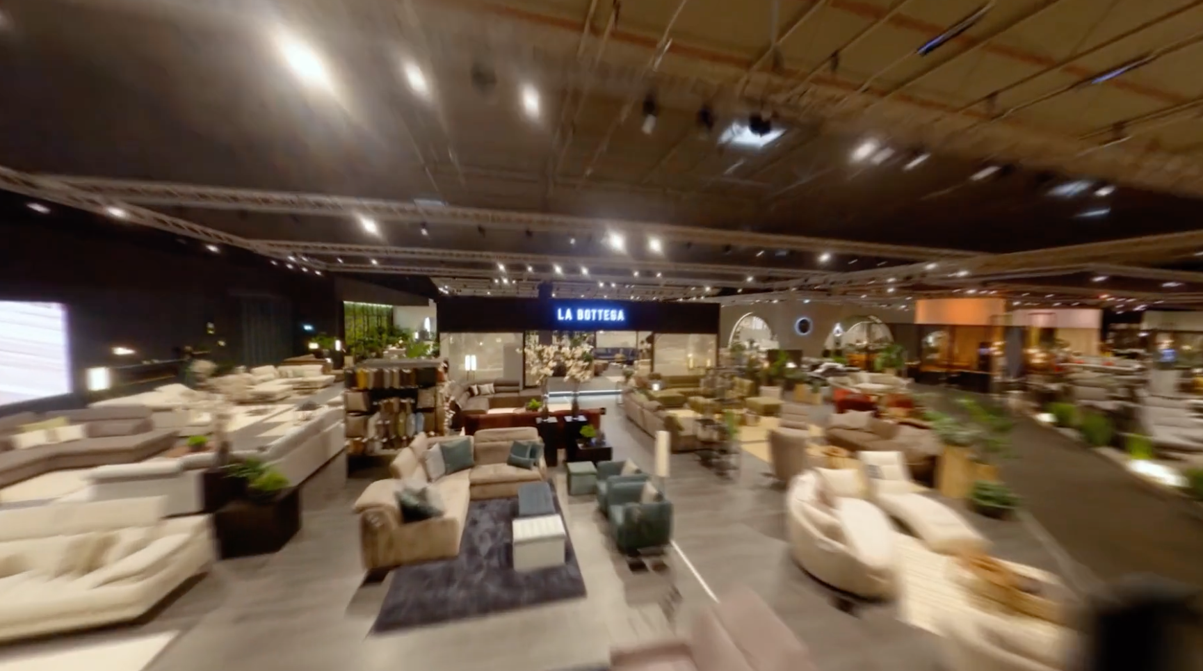 Drohnenflug durch Hausaustellung