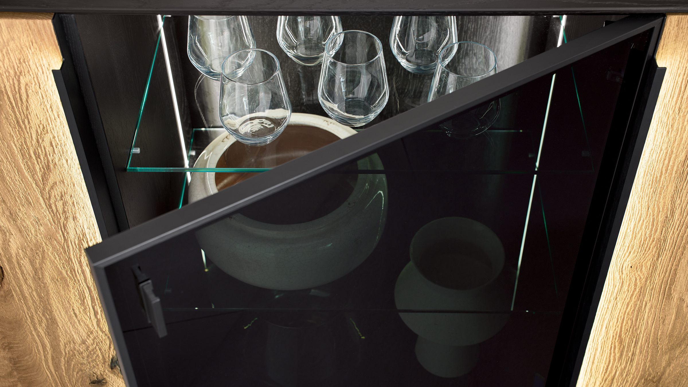 Decker Vitrine mit Licht und Rauchglastür