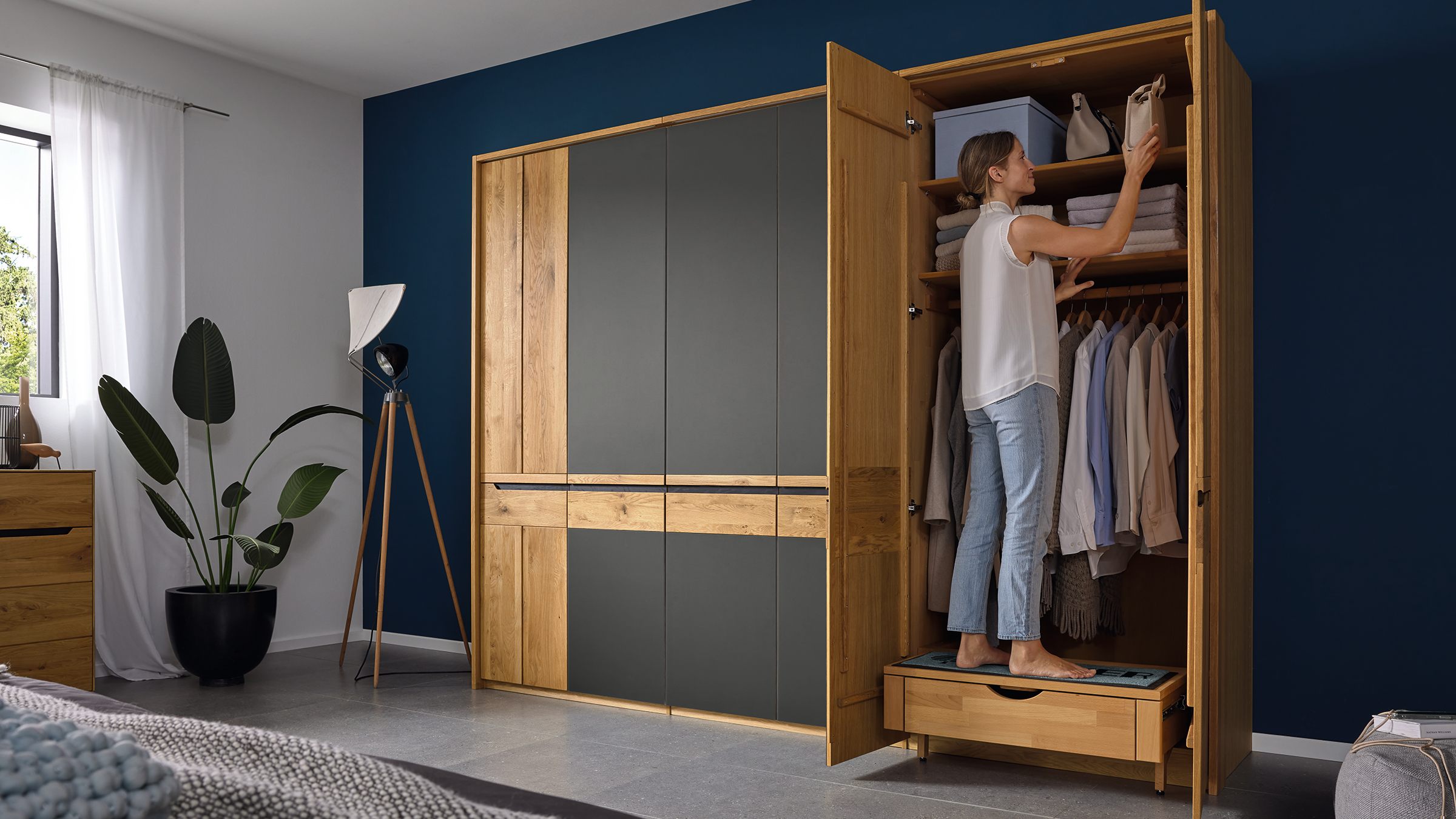 Decker Kleiderschrank mit eingebautem Tritt