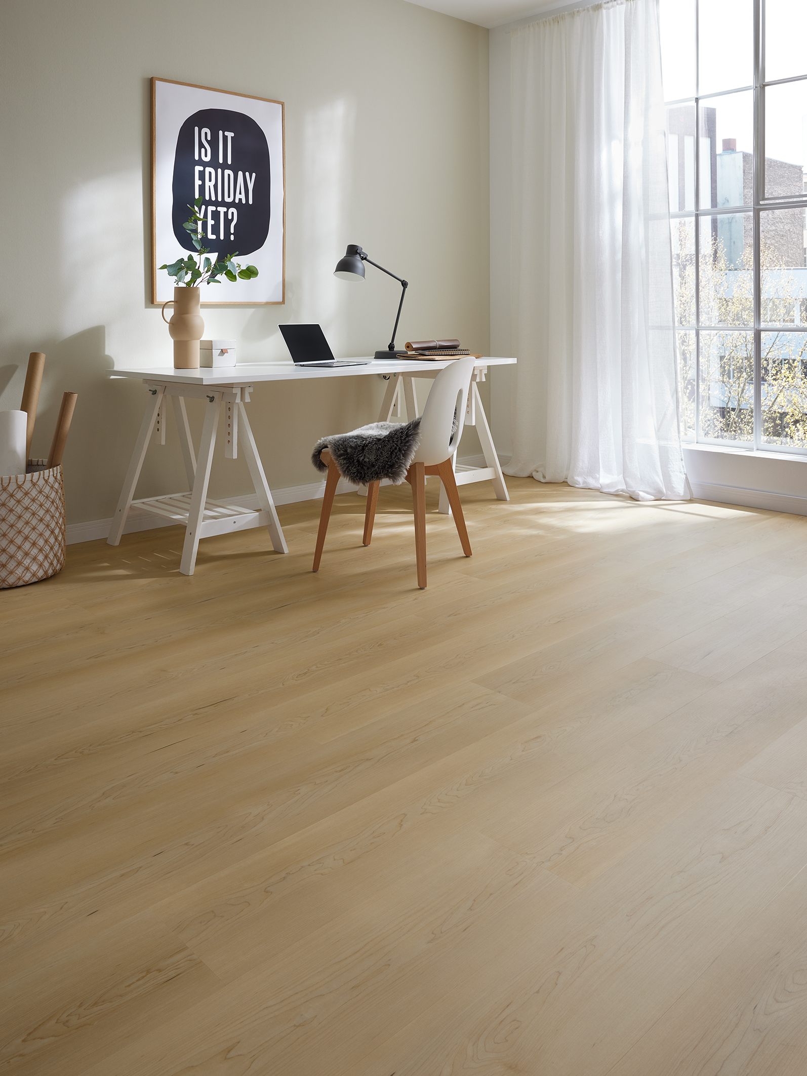 ein heller Homeoffice-Platz mit reduzierter Deko und einem hellen Holzboden
