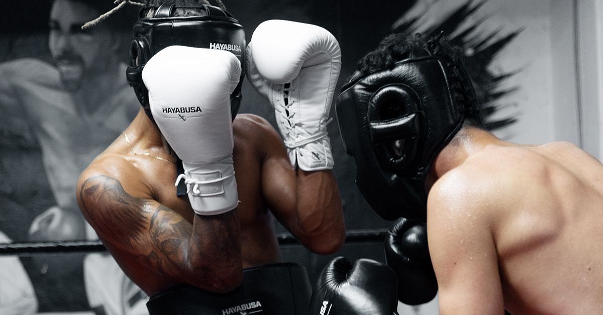 Muay Thai Gloves vs Boxing Gloves: Key Differences in Weight & Padding