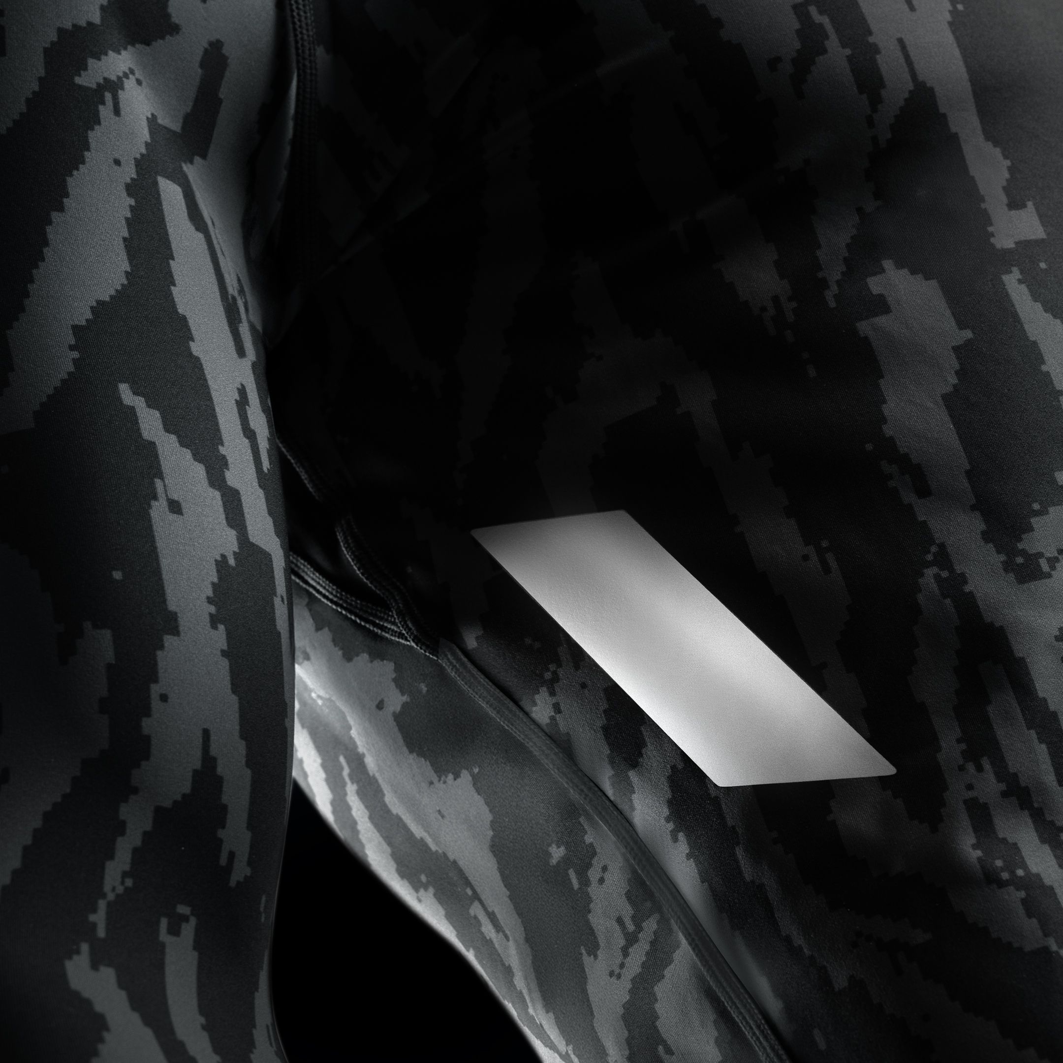 Hayabusa Men’s Apex Long Sleeve Rash Guard - Image 5