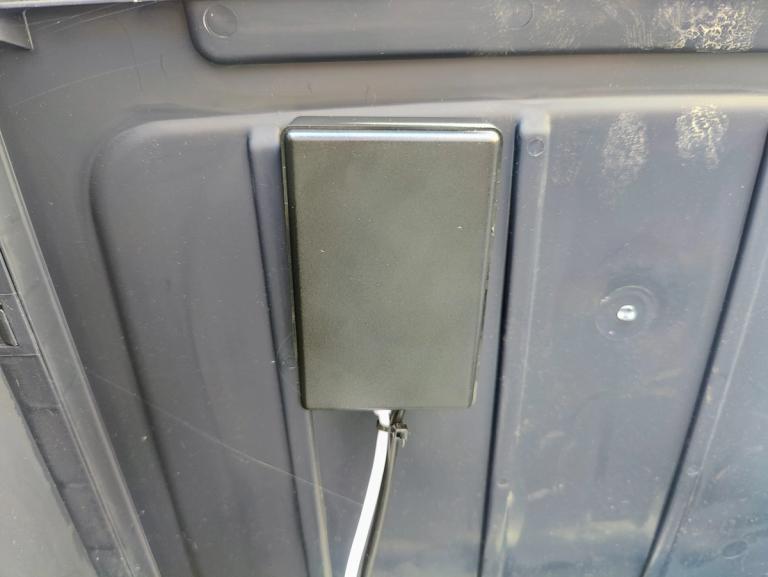 Boks lukket med ledninger ut