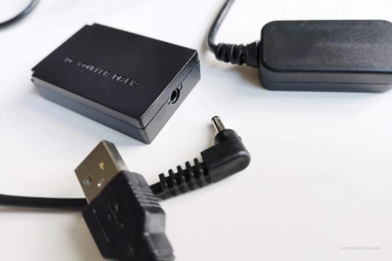 Bilde av batteriadapter og USB-kabel