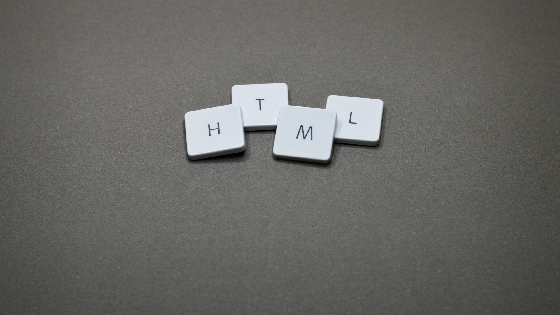 Bilde av brikker som danner ordet HTML