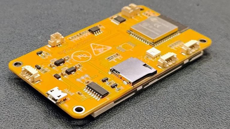 Baksiden av ESP32-2432S028R