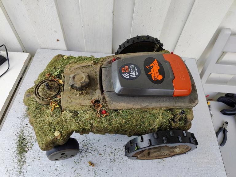 Husqvarna Automover 310 uten cover men med masse gress