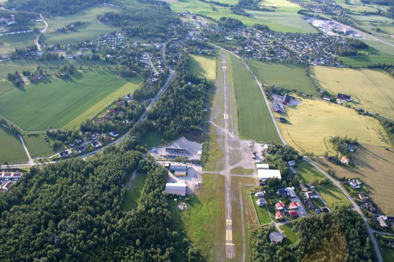 Hamar flyplass fra luften. Av Bluskies — Eget verk, CC BY-SA 3.0, https://commons.wikimedia.org/w/index.php?curid=5046653