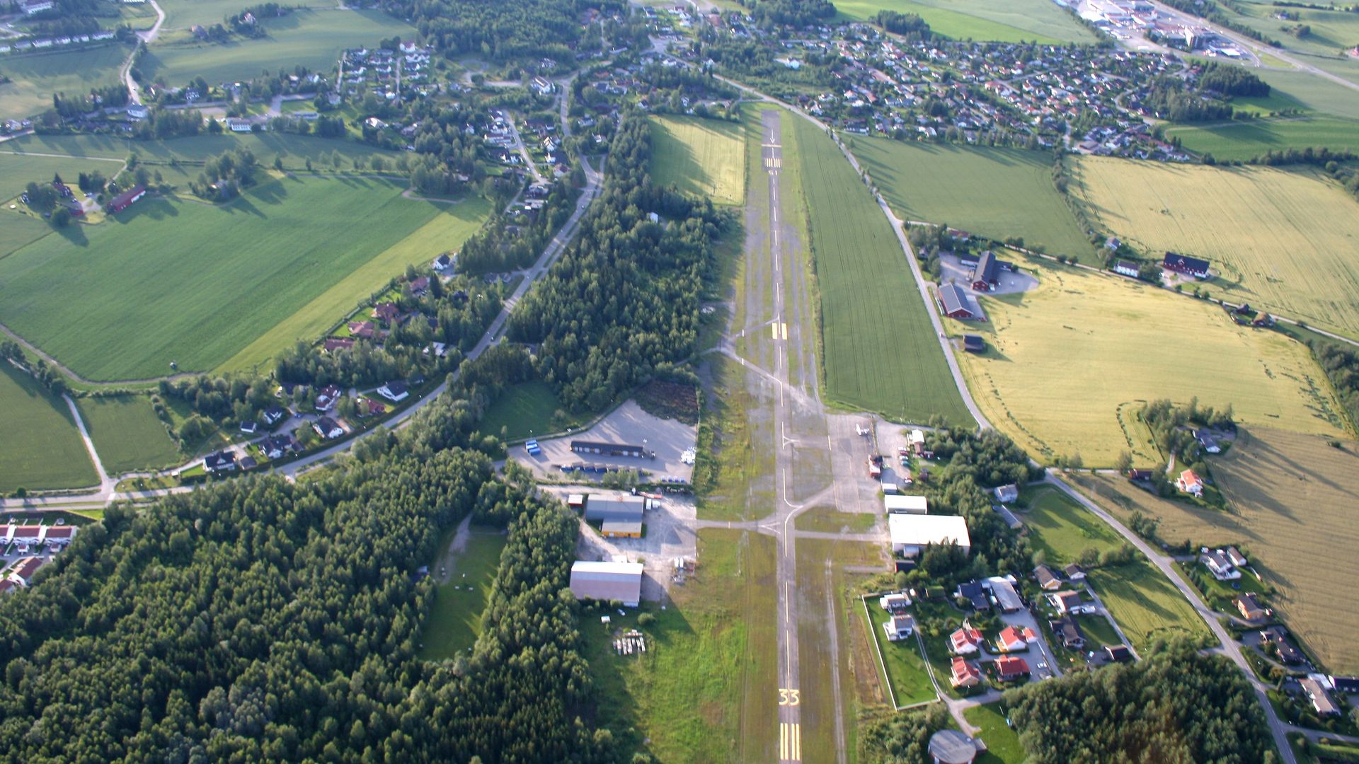 Hamar flyplass fra luften. Av Bluskies — Eget verk, CC BY-SA 3.0, https://commons.wikimedia.org/w/index.php?curid=5046653