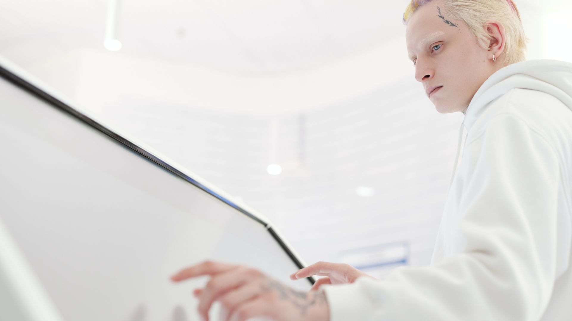 Mann som trykker på en skjerm