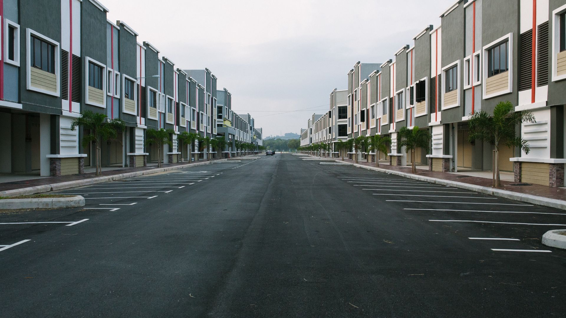 Asfaltert plass mellom boligblokker