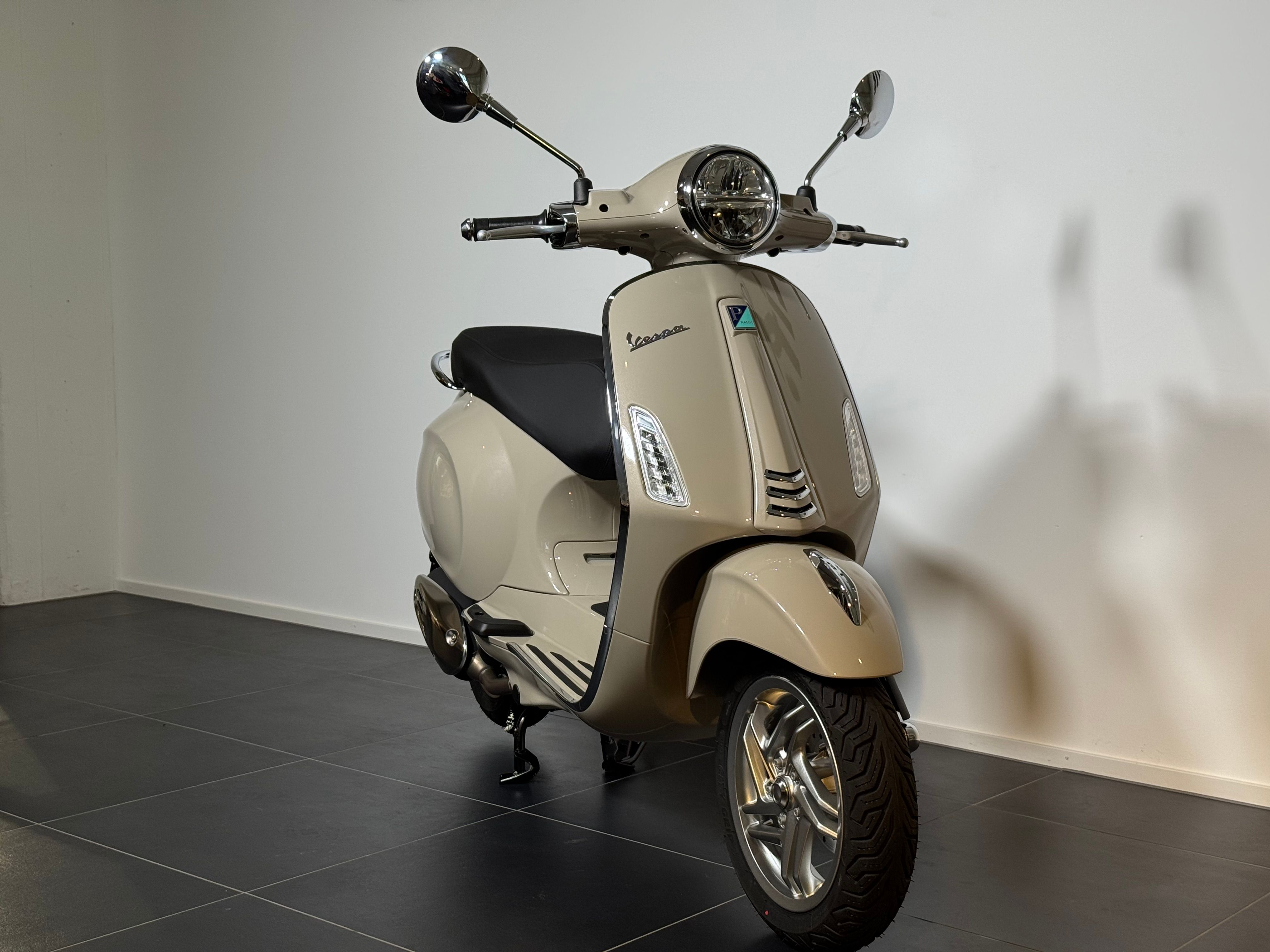 Vespa Primavera 125 in elegantem Beige