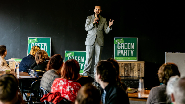UK: Green Party leader calls for system change in drugs policy