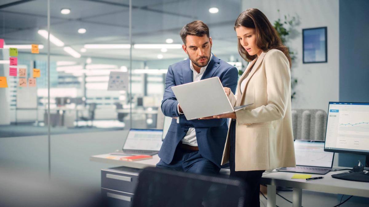 Corporate Travel Agencies vs Regular Travel Agencies: What Executive Assistants Need to Know