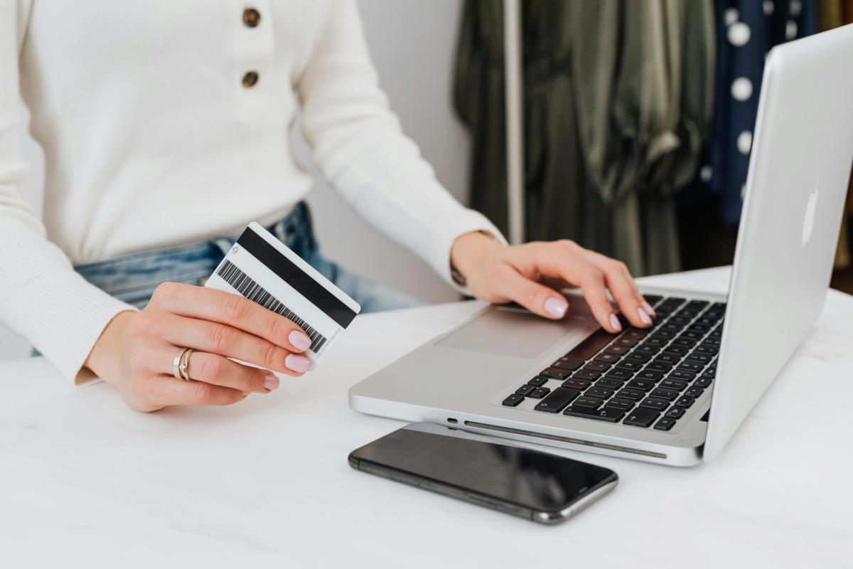 What are hotel credit card authorization forms?