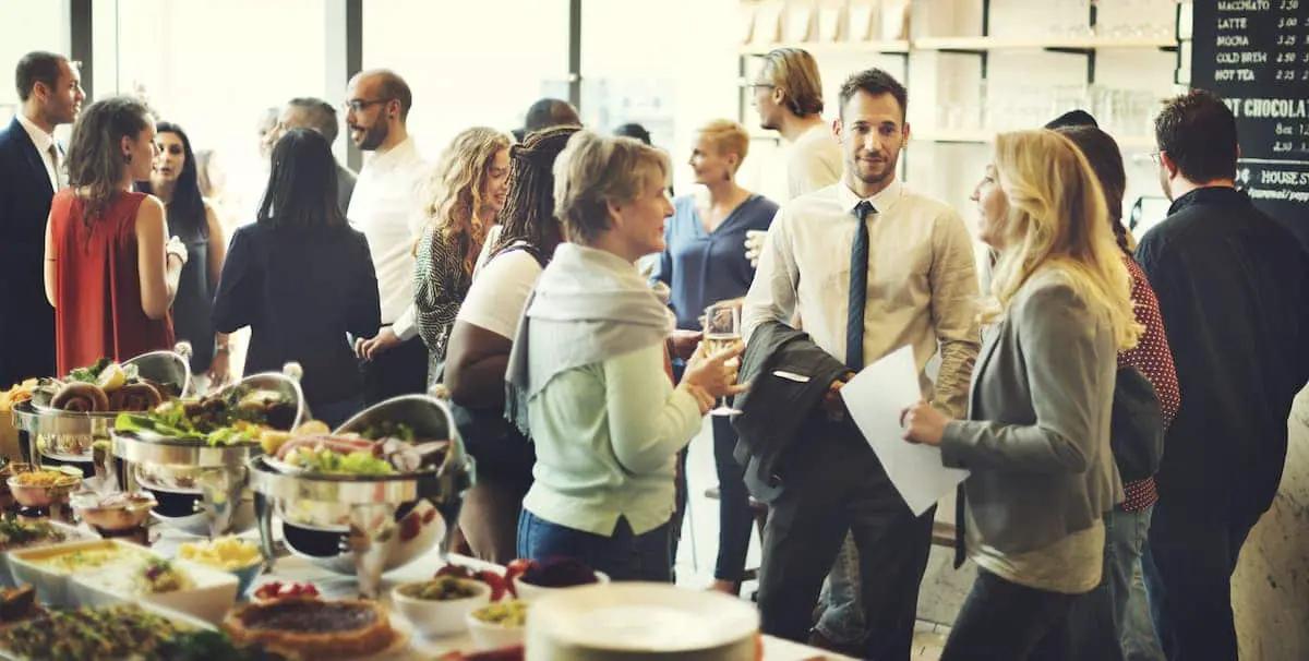 Tips For Hosting a Group Business Lunch Meeting