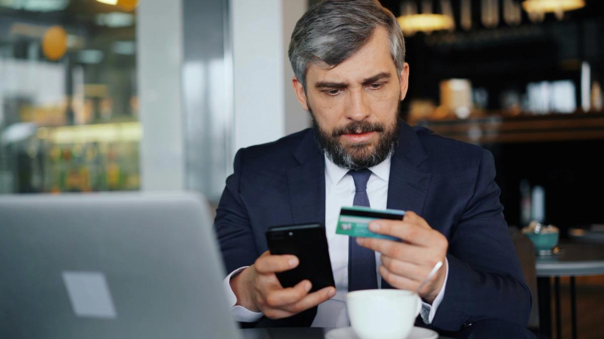 Travel Scam Survival Guide: 10 Smart Ways to Stay Safe in 2025