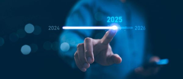 The 2025 Hospitality Showdown: A Data-Driven Analysis of Airbnb's Momentum vs. the Hotel Sector's Resilience