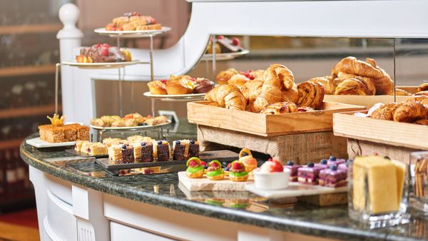 Should we choose hotels with free breakfast or prioritize nicer rooms?