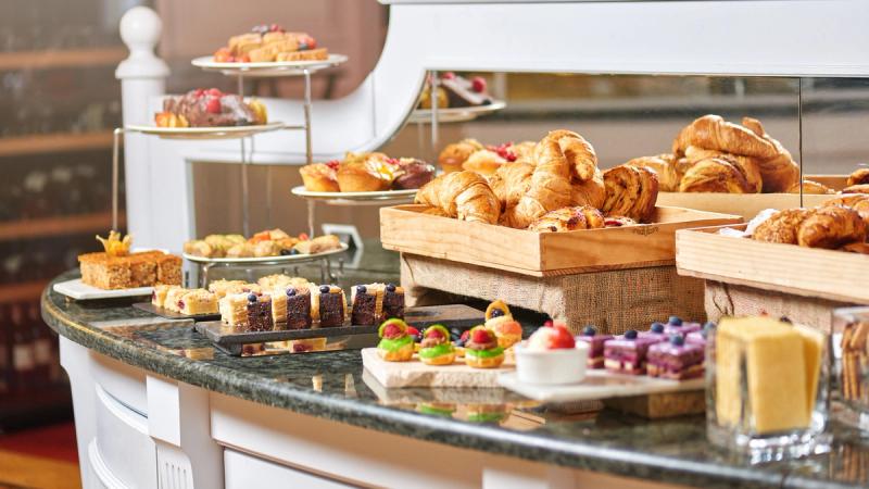 Should we choose hotels with free breakfast or prioritize nicer rooms?
