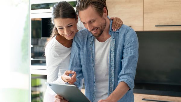 How do I know if I should book a courtesy block or a contracted block for my wedding?