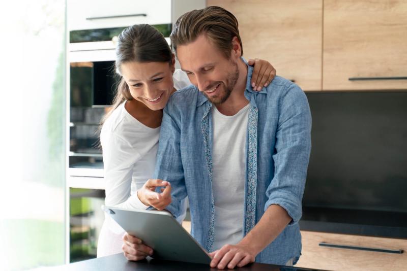How do I know if I should book a courtesy block or a contracted block for my wedding?