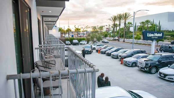 How does parking availability affect which hotels we pick?