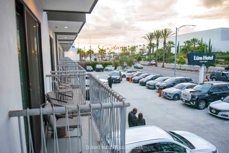 How does parking availability affect which hotels we pick?
