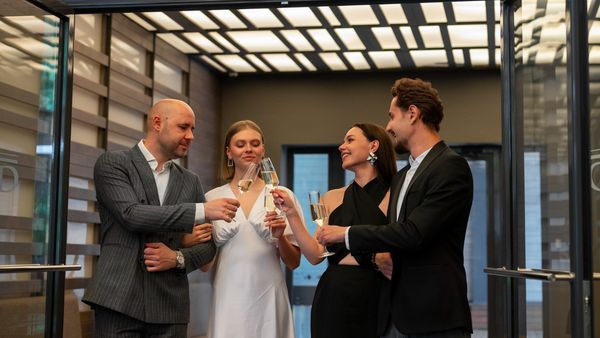 Can the hotel flag certain guests as VIPs for special treatment upon arrival?