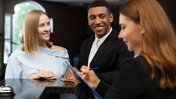 How do hotels handle early check-ins or late check-outs for wedding guests?