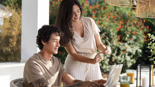 Can guests book online or do they need to call to get the group rate?