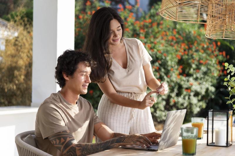 Can guests book online or do they need to call to get the group rate?