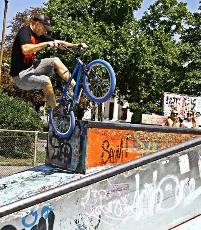 Session BMX en skatepark