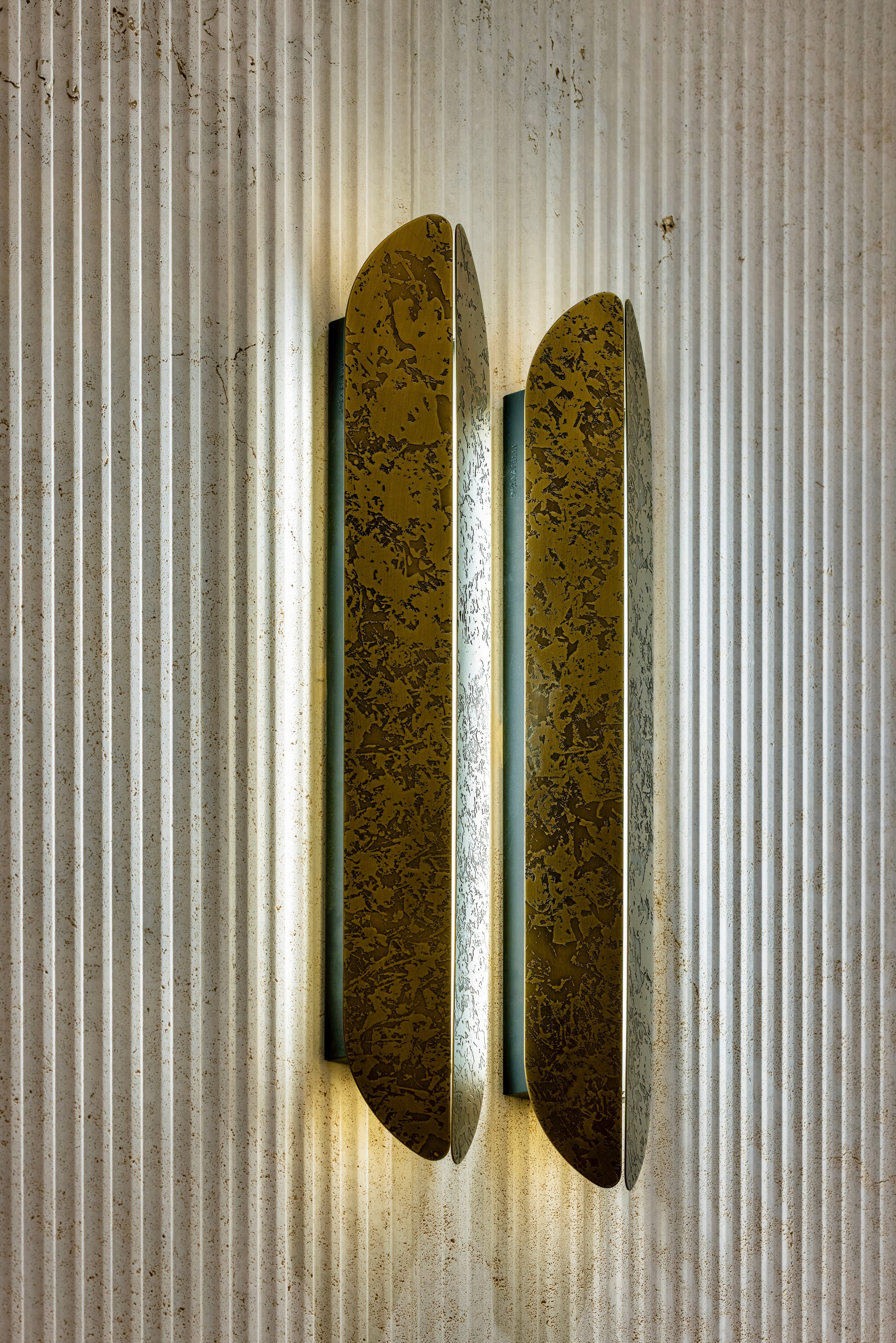 Fluted travertine wall detail