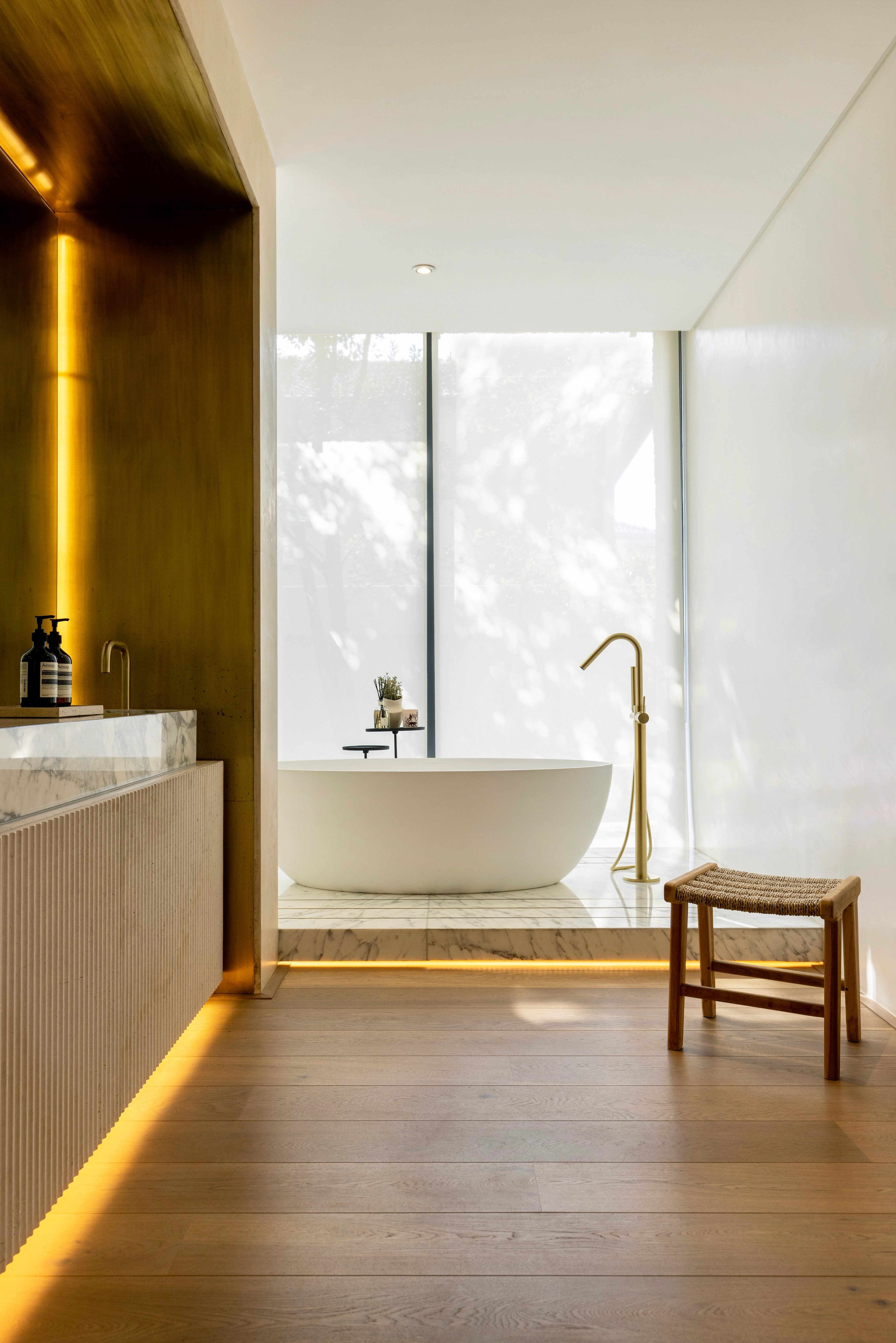 Main bathroom by day