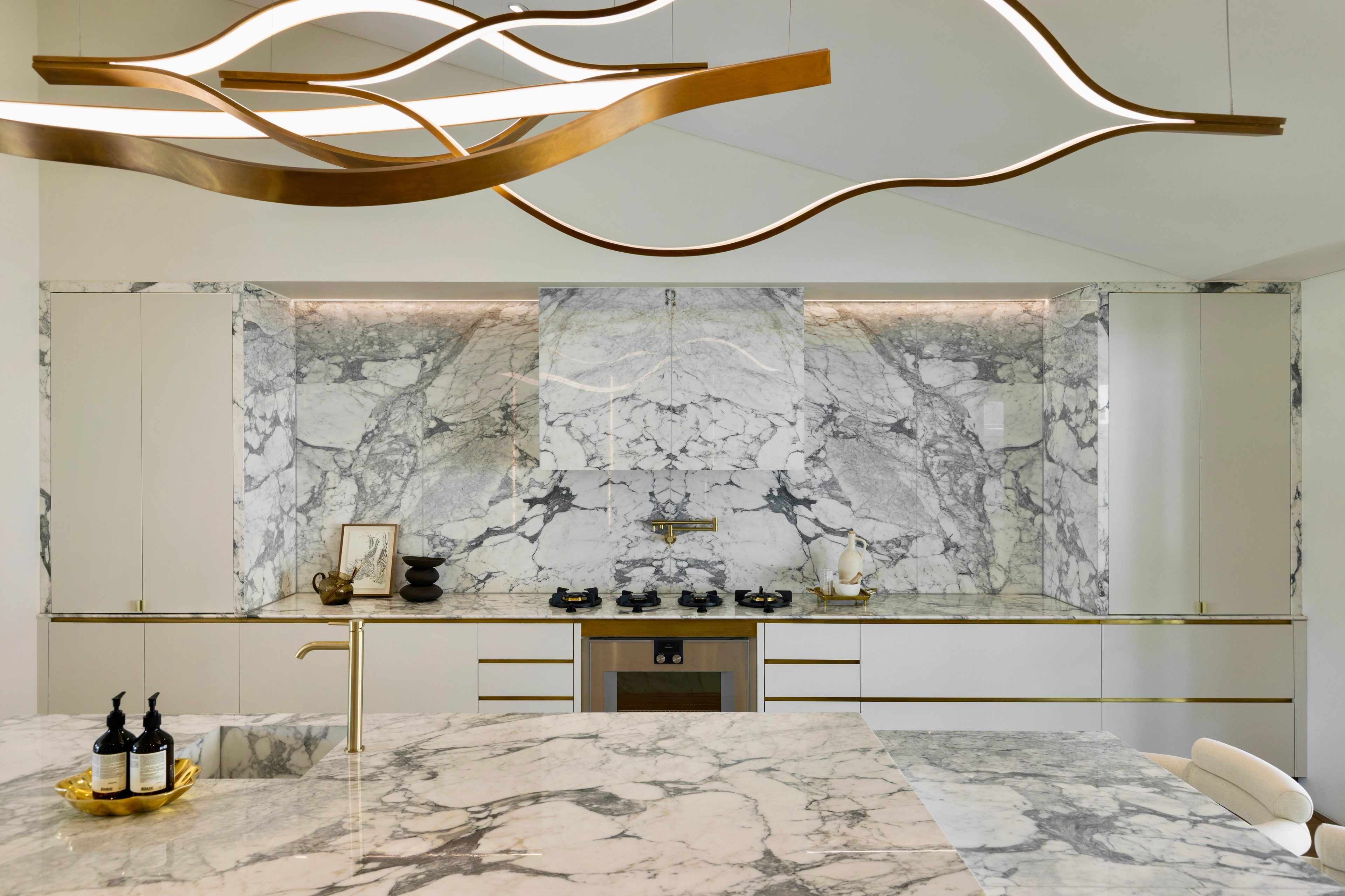 Kitchen wrapped in Arrabescato Marble