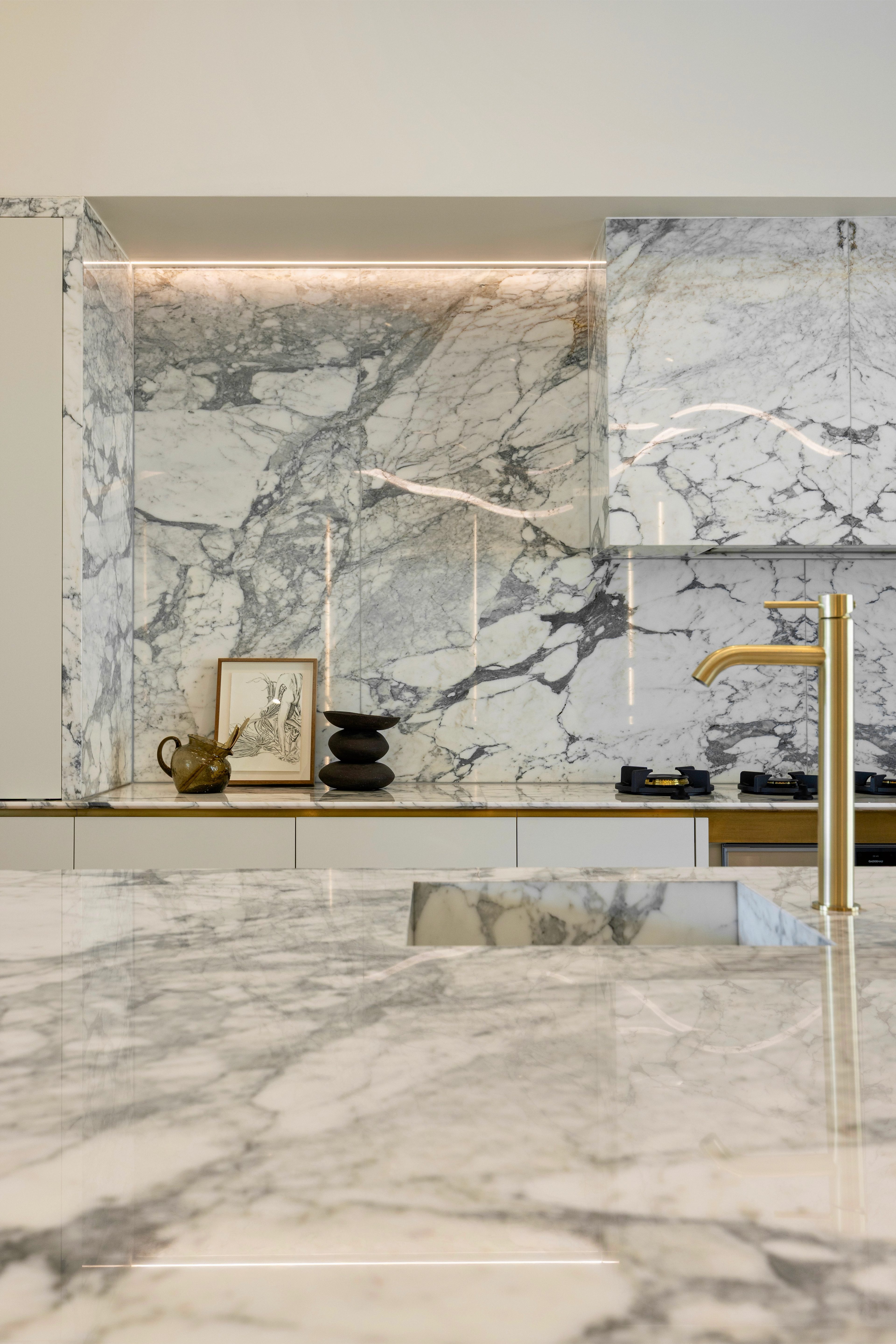 Kitchen wrapped in Arrabescato Marble