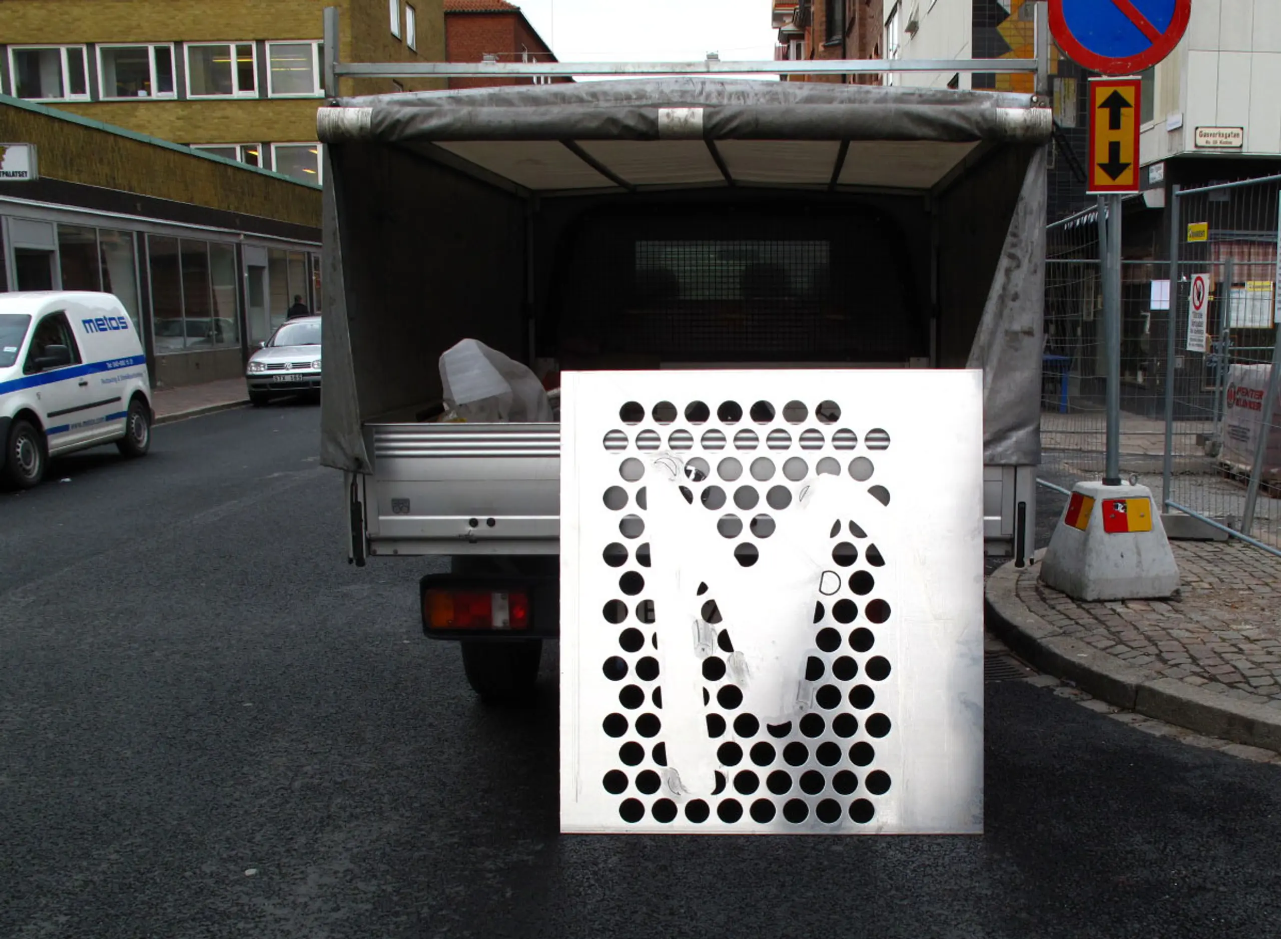 ‘M’ being delivered to Moderna Museet in Malmö