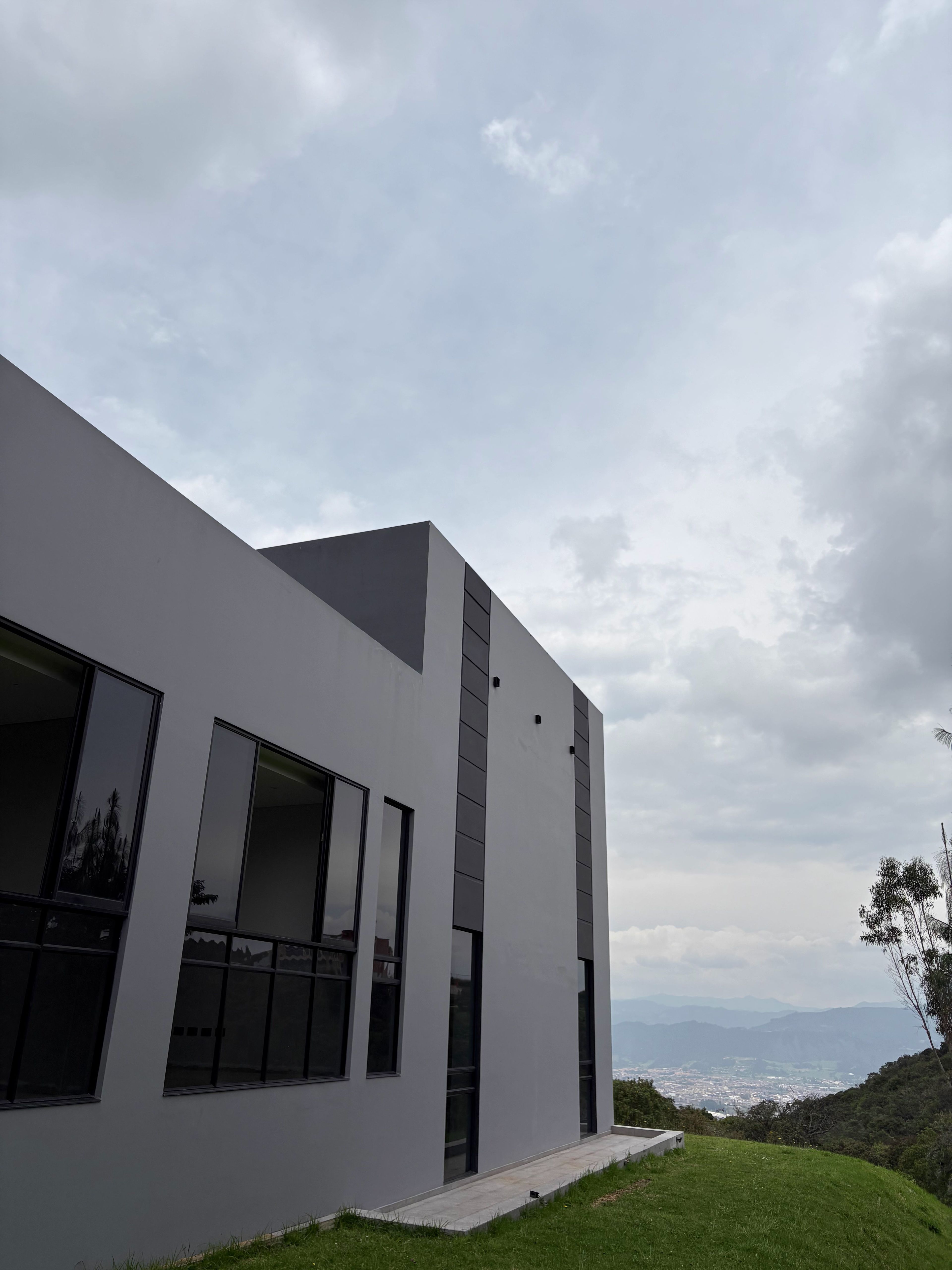 Costado de la casa con vista al valle y a la ciudad