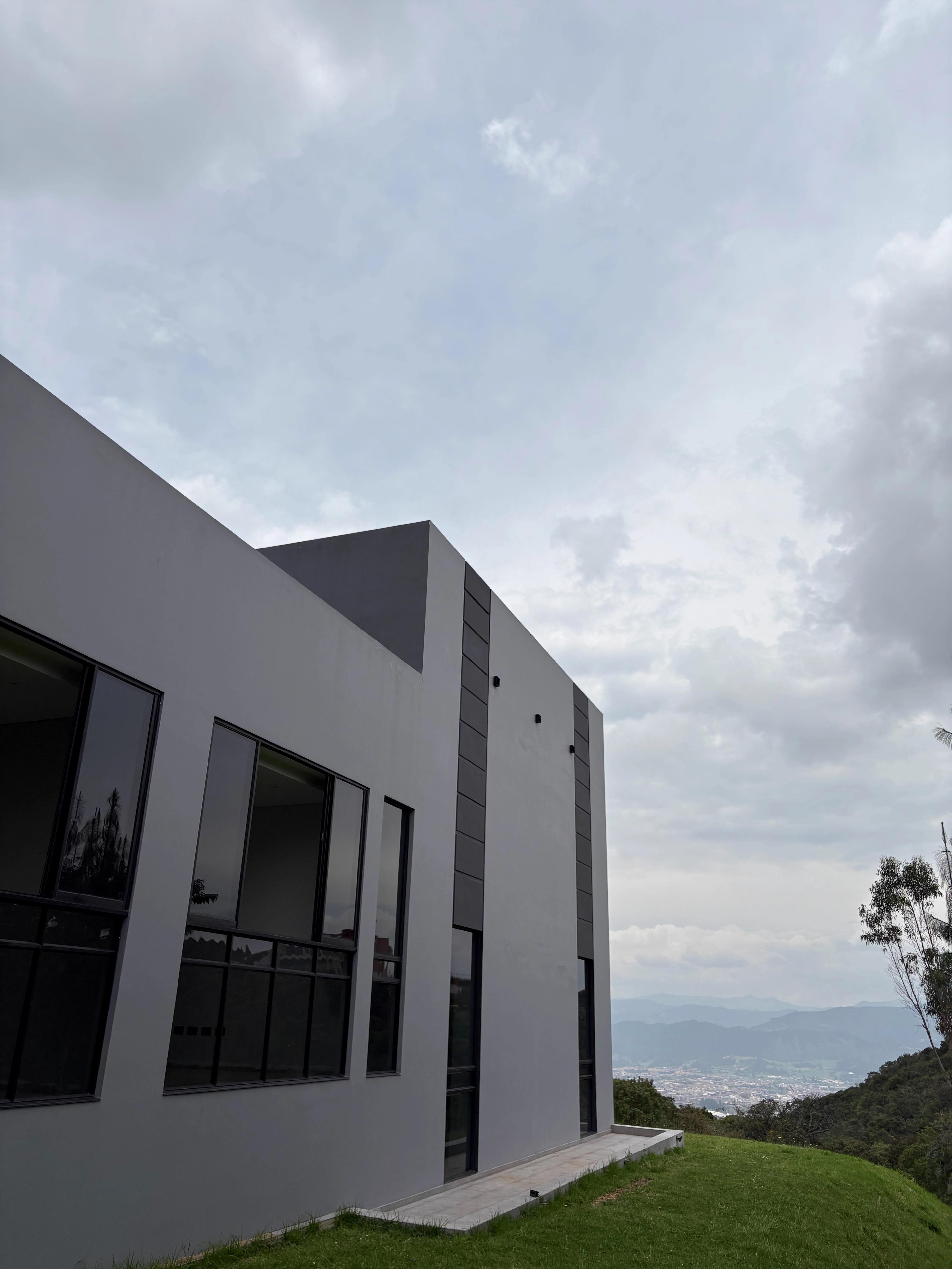Costado de la casa con vista al valle y a la ciudad
