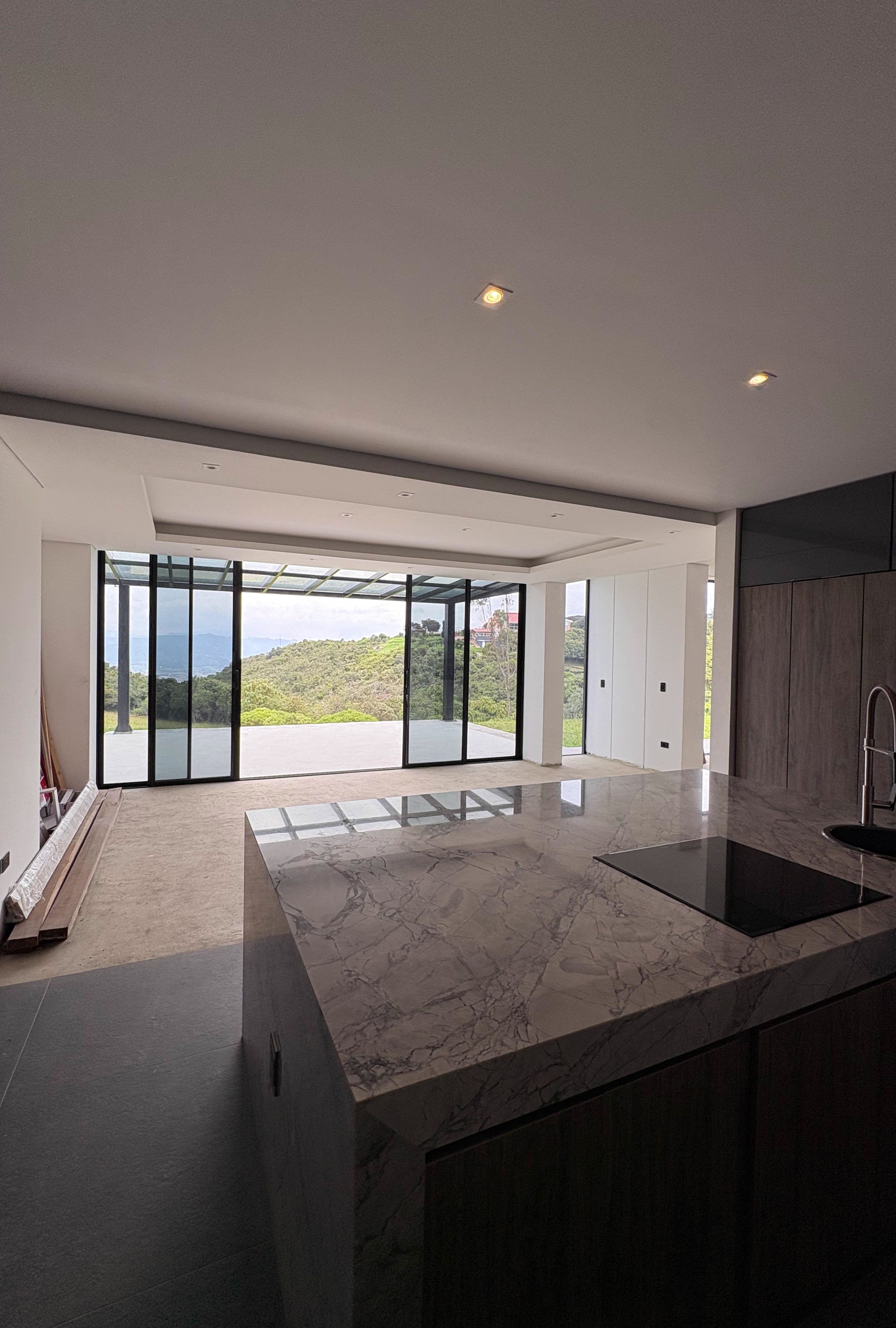 Sala abierta hacia la terraza y la vista del valle