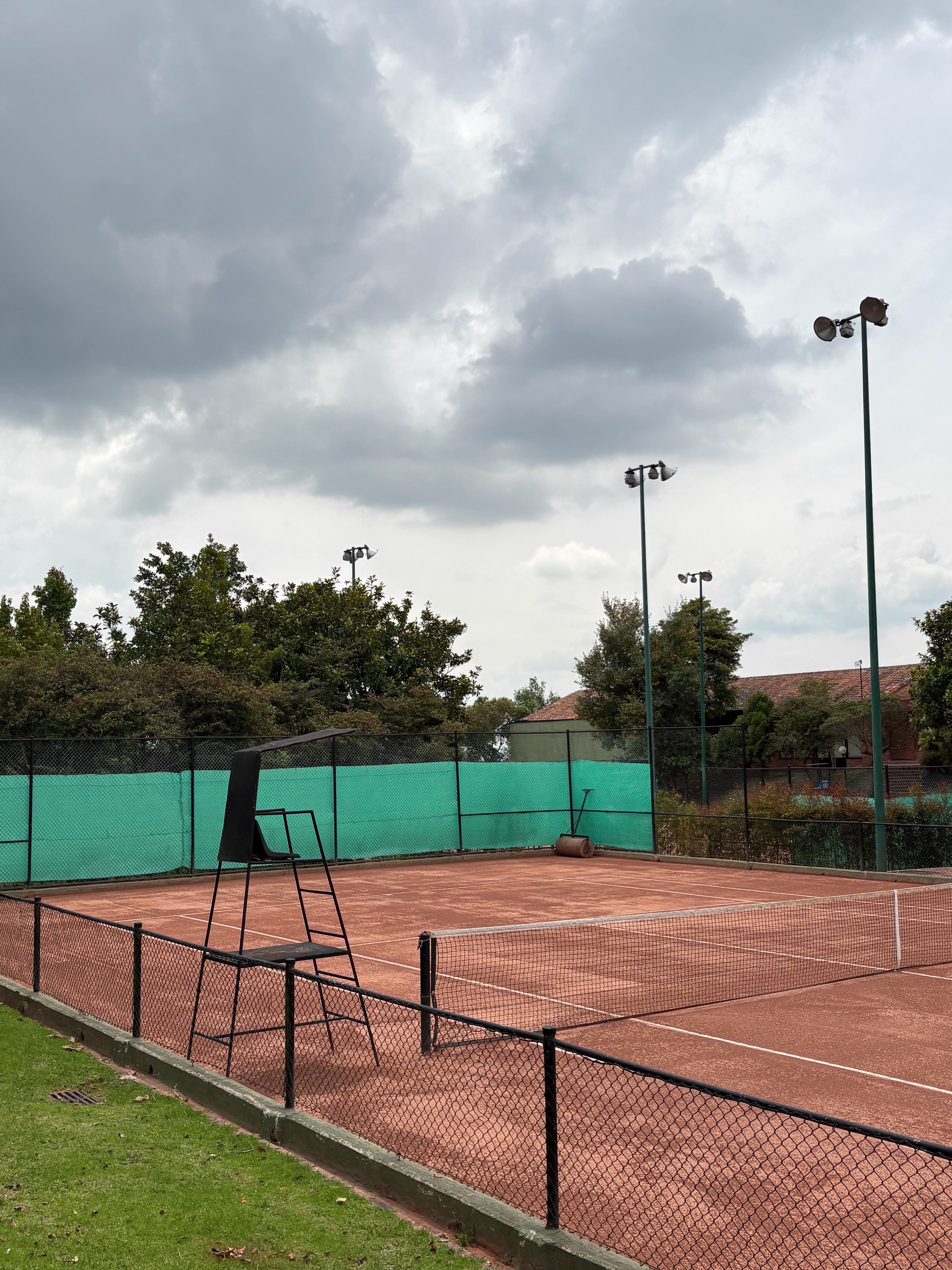 Cancha de tenis en polvo de ladrillo del club house
