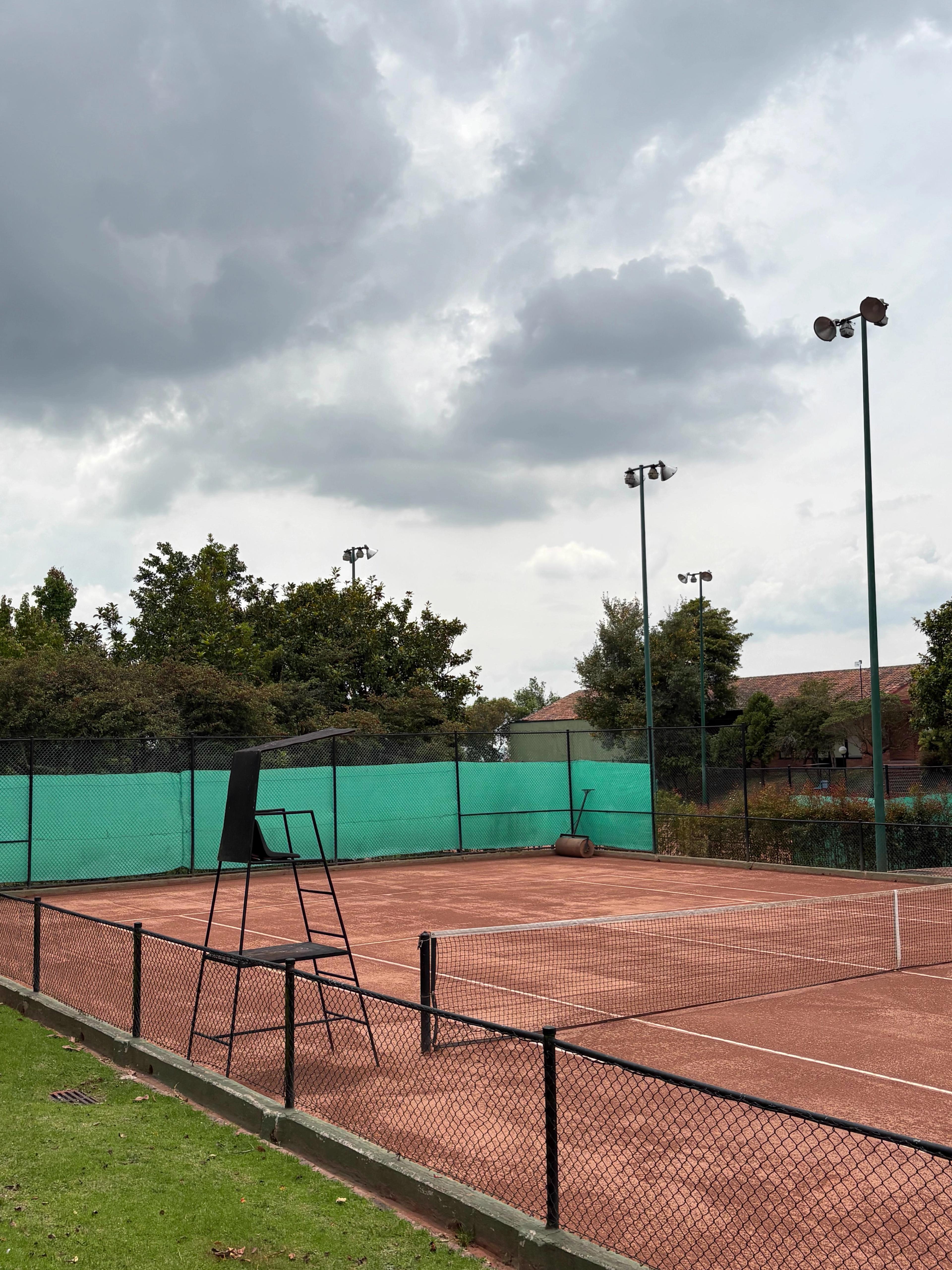 Cancha de tenis en polvo de ladrillo del club house