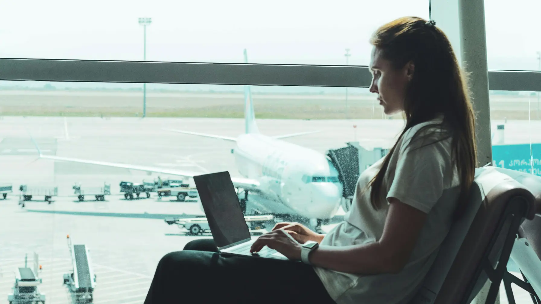 AI agent in the field: 5 AI customer service use cases for airlines and travel brands