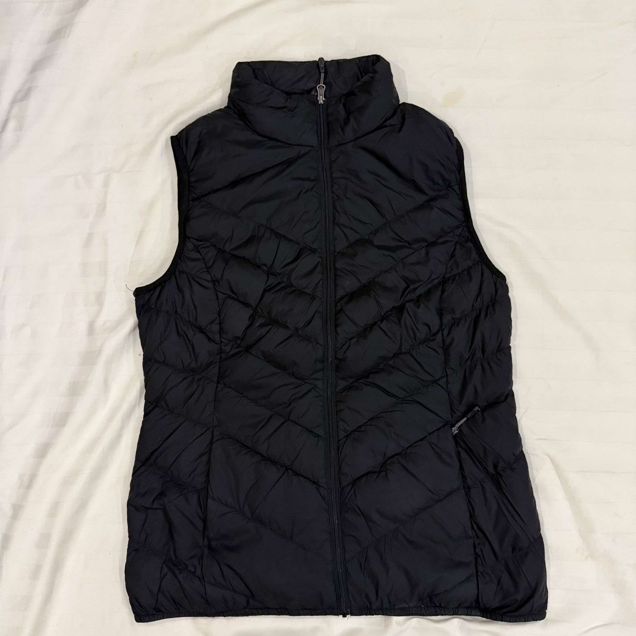 Sleek Black Quilted Puffer Vest Size (M)