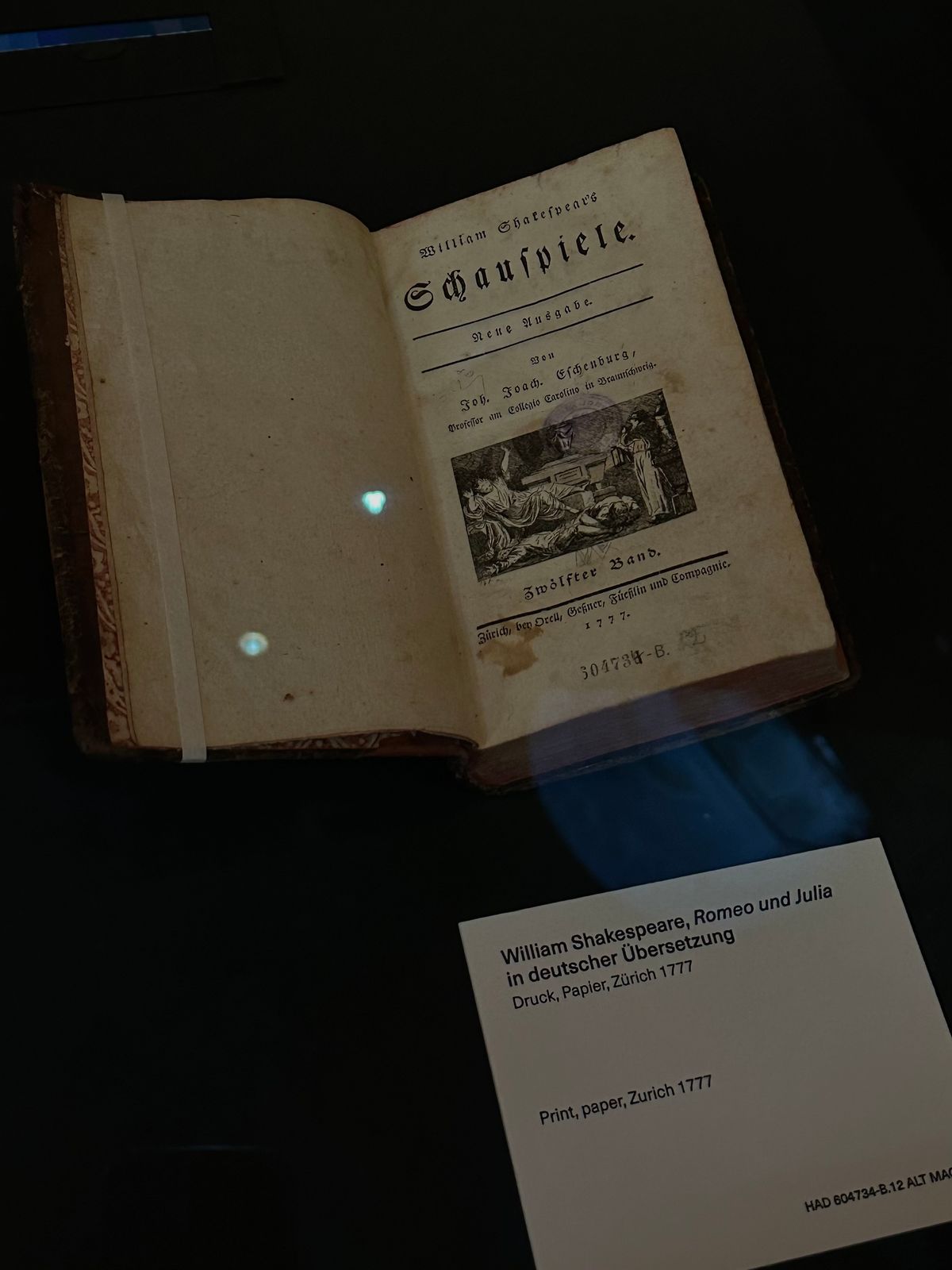 Exemplar antigo de Romeu e Julieta, de William Shakespeare, exposto na biblioteca nacional austríaca.