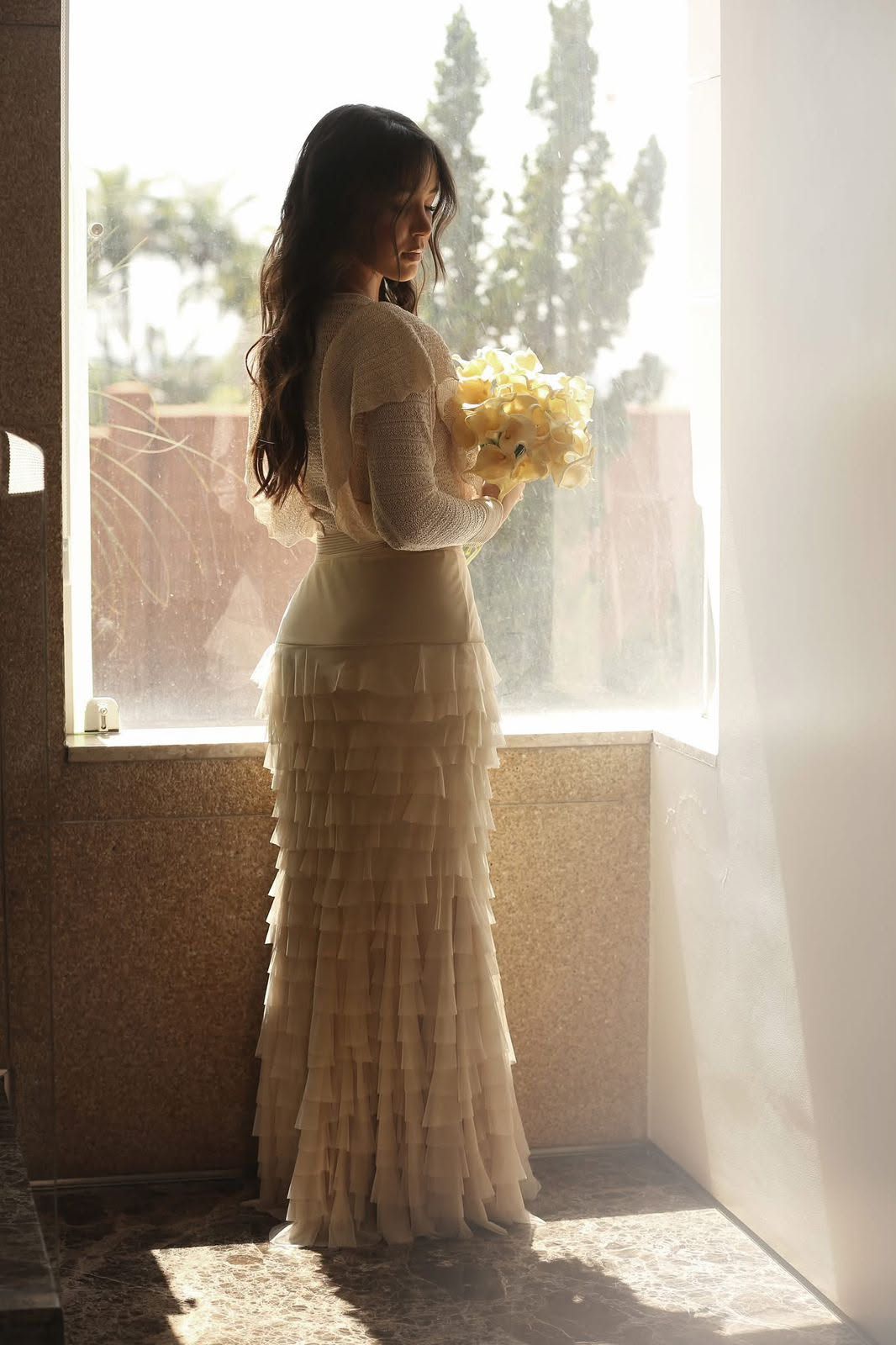 Iasmin junto à janela com flores claras