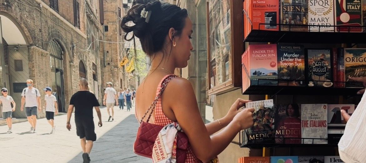 Uma banca de livros em Siena.