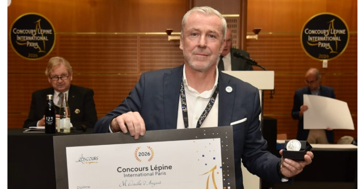 Laurent Weiss CEO d'ARA Protection présentant son diplôme et sa médaille d'argent reçus au Concours Lépine 2026