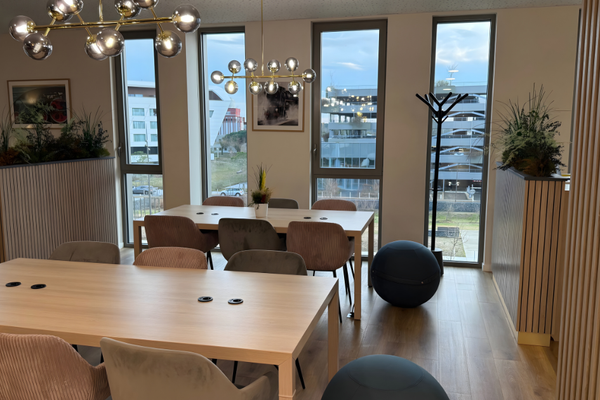 Le portemanteau ARA situé dans un espace de coworking, bureaux partagés